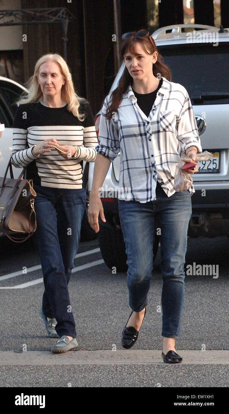 Jennifer Garner va al Sushi SugarFish la Domenica di Pasqua con gli amici con: Jennifer Garner dove: Los Angeles, California, Stati Uniti quando: 06 Apr 2015 C Foto Stock