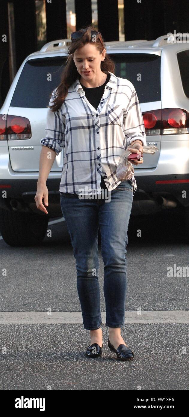 Jennifer Garner va al Sushi SugarFish la Domenica di Pasqua con gli amici con: Jennifer Garner dove: Los Angeles, California, Stati Uniti quando: 06 Apr 2015 C Foto Stock