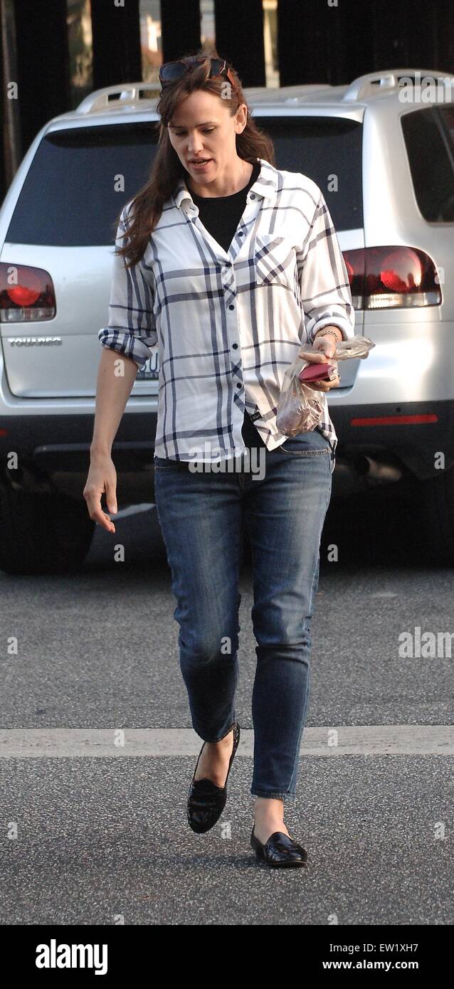 Jennifer Garner va al Sushi SugarFish la Domenica di Pasqua con gli amici con: Jennifer Garner dove: Los Angeles, California, Stati Uniti quando: 06 Apr 2015 C Foto Stock