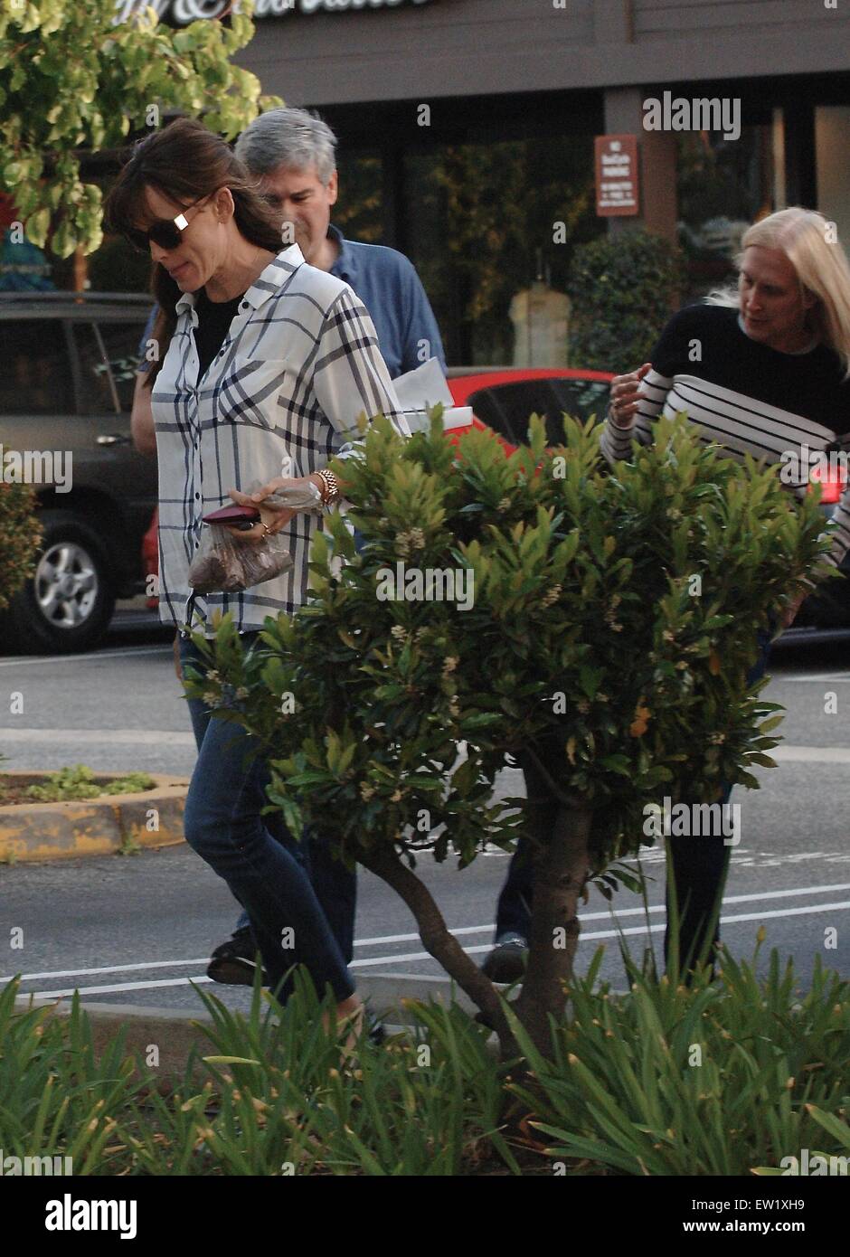 Jennifer Garner va al Sushi SugarFish la Domenica di Pasqua con gli amici con: Jennifer Garner dove: Los Angeles, California, Stati Uniti quando: 06 Apr 2015 C Foto Stock