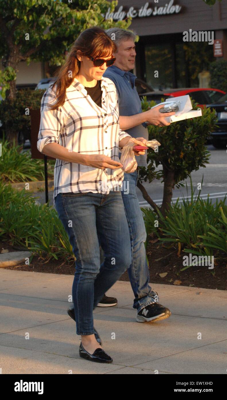 Jennifer Garner va al Sushi SugarFish la Domenica di Pasqua con gli amici con: Jennifer Garner dove: Los Angeles, California, Stati Uniti quando: 06 Apr 2015 C Foto Stock