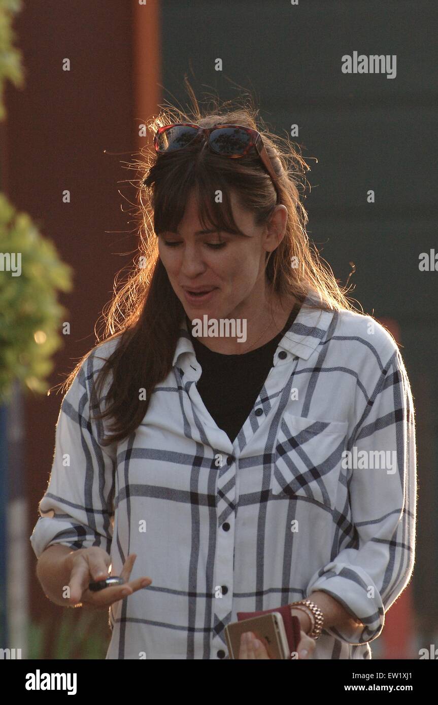 Jennifer Garner va al Sushi SugarFish la Domenica di Pasqua con gli amici con: Jennifer Garner dove: Los Angeles, California, Stati Uniti quando: 06 Apr 2015 C Foto Stock