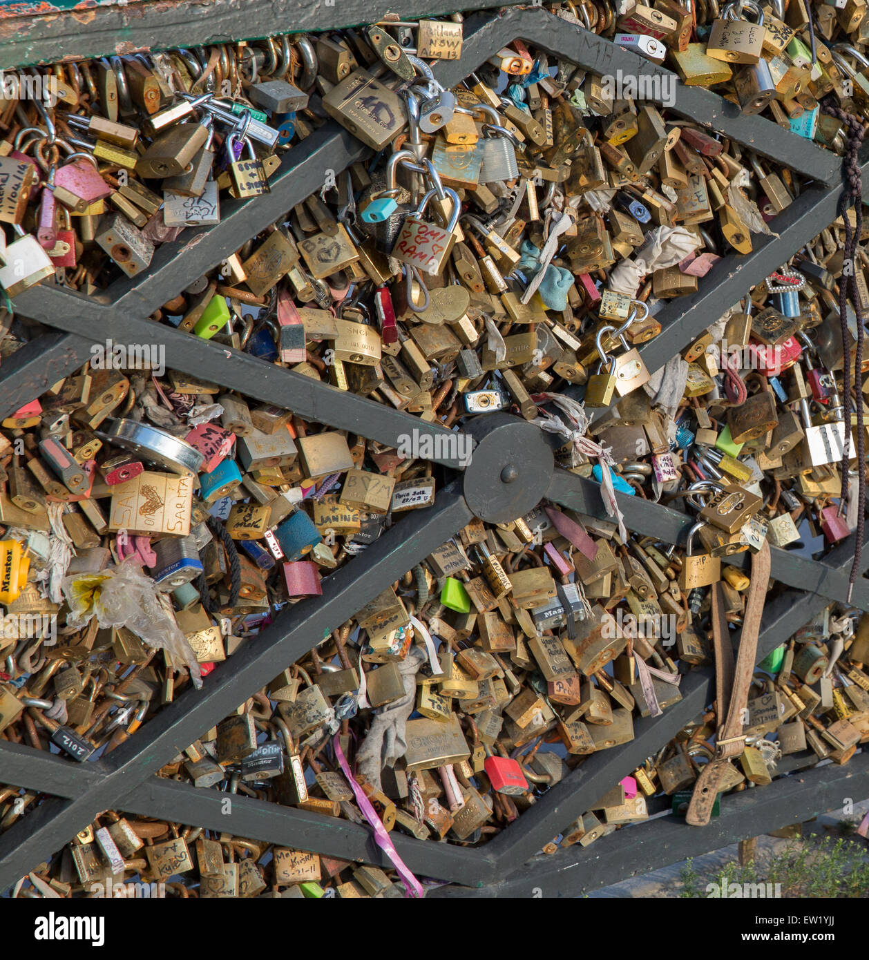 Lucchetti fissati alla ringhiera del Pont des Arts a Parigi, Francia Foto Stock