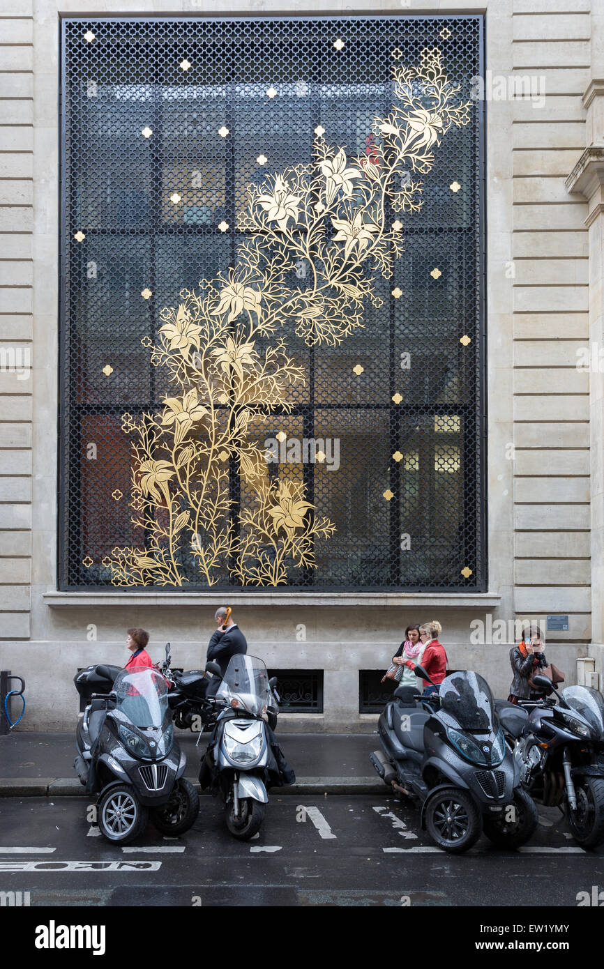 Decorazione contemporanea schermo di finestra sulla Caisse des Depot et Consignations (CDC) a 56 Rue de Lille a Parigi, Francia Foto Stock