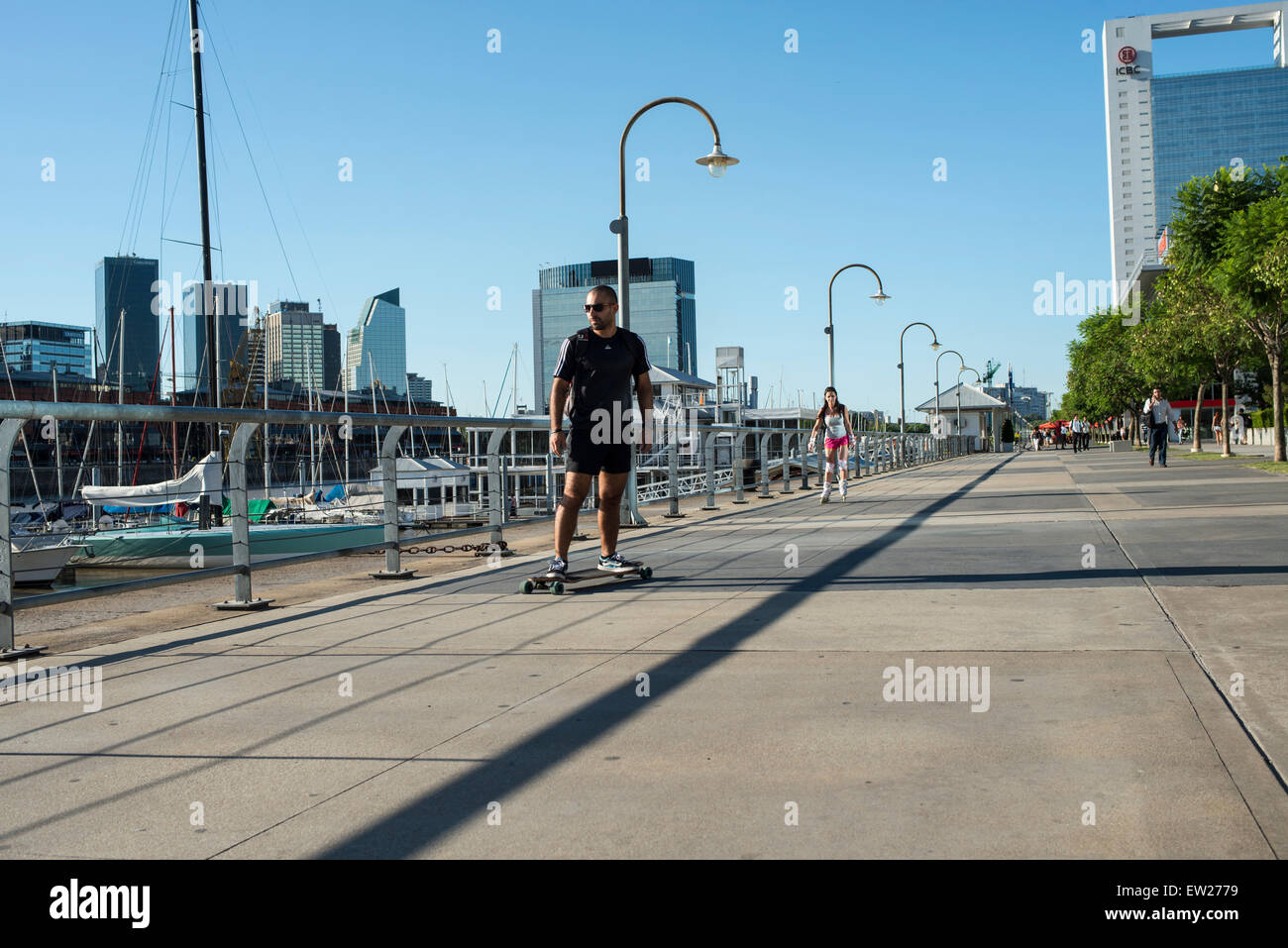 Guidatore di skateboard e il rullo-blader, Puerto Madero Foto Stock