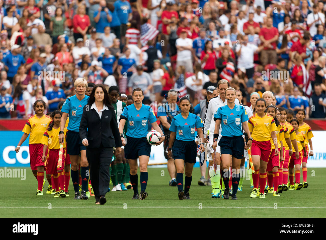 Vancouver, Canada. 16 Giugno, 2015. I giocatori entrano nello stadio per un gruppo D corrisponde alla FIFA Coppa del Mondo Donne Canada 2015 tra la Nigeria e USA a BC Place Stadium il 16 giugno 2015 a Vancouver in Canada. Sydney bassa/Cal Sport Media. Credito: Cal Sport Media/Alamy Live News Foto Stock