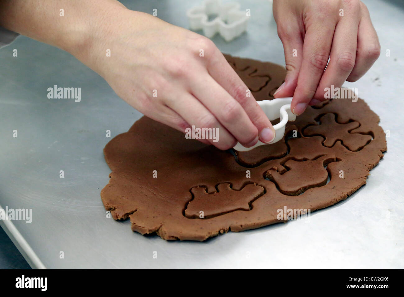 (150617) -- SAN JOSE, 17 giugno 2015 (Xinhua) -- uno studente di Ingegneria alimentare dell università di Costa Rica lavora a un progetto per la produzione di biscotti nutriente utilizzando gli insetti come ingrediente principale, in San Jose, la capitale della Costa Rica, il 16 giugno 2015. Secondo la stampa locale, al fine di alleviare la malnutrizione dei bambini nel nord della Costa Rica e Haiti, gli studenti hanno sviluppato alcuni biscotti fatta con farina di cricket e purè di patate dolci cosiddetto 'Cricketa' e con una miscela essiccata di farina di banane e le larve del coleottero Tenebrio molitor cosiddette "olibannann'. Entrambi i prodotti Foto Stock
