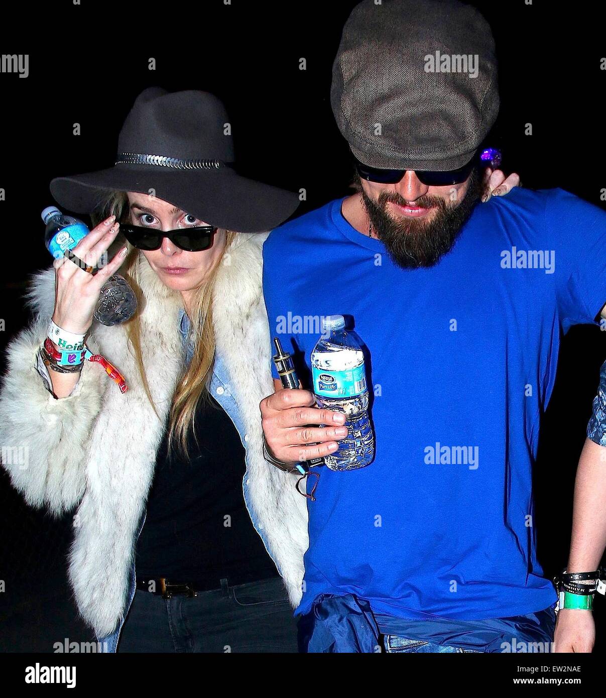 Coachella 2015 - Settimana 1 - Giorno 1 - Celebrity avvistamenti e spettacoli. Un barbuto pesantemente Leonardo DiCaprio era spotting tenendo una penna vape dotate: Leonardo DiCaprio dove: Los Angeles, California, Stati Uniti quando: 11 Apr 2015 C Foto Stock