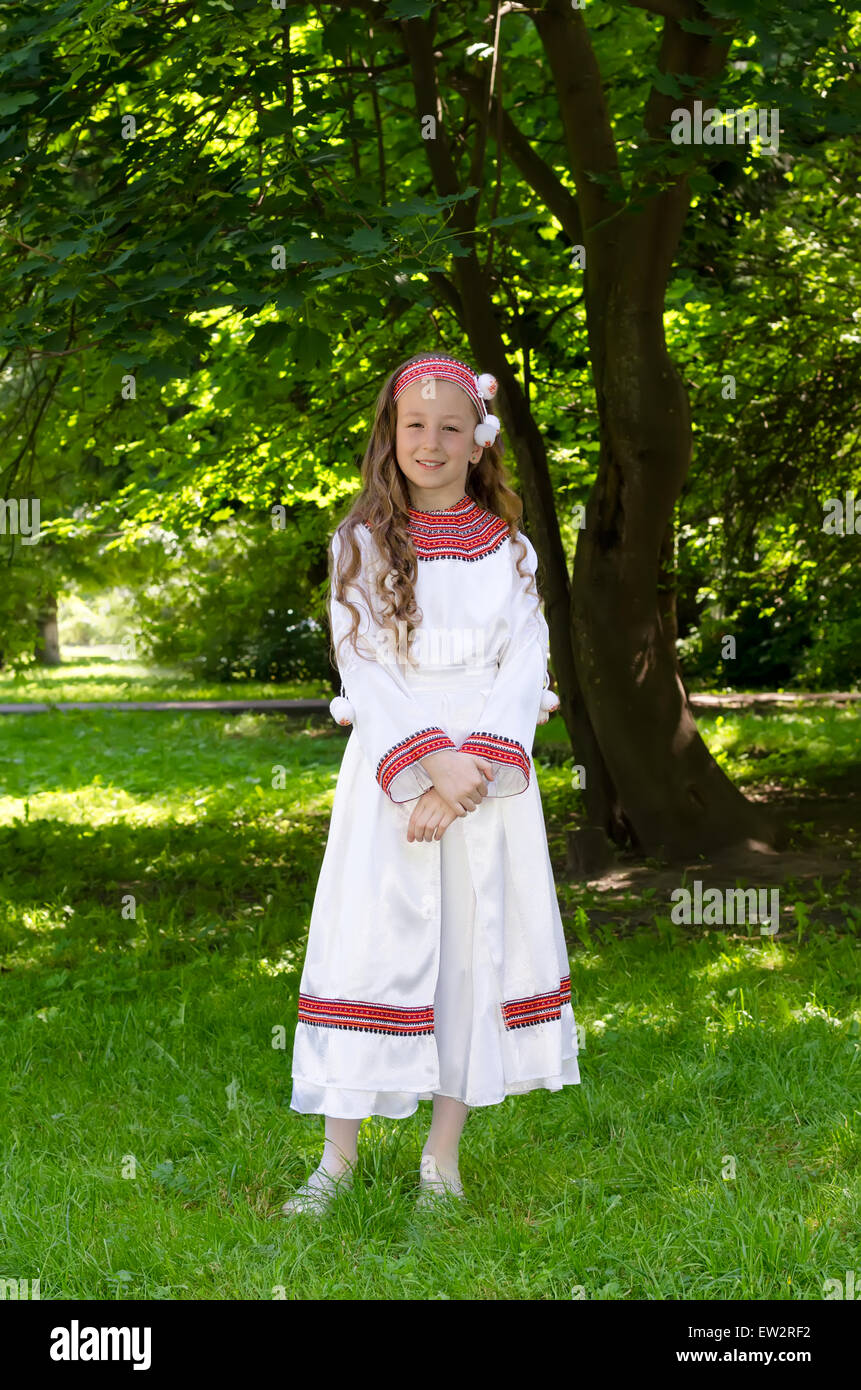 Bambino la ragazza in un abito nazionale all'aperto Foto Stock