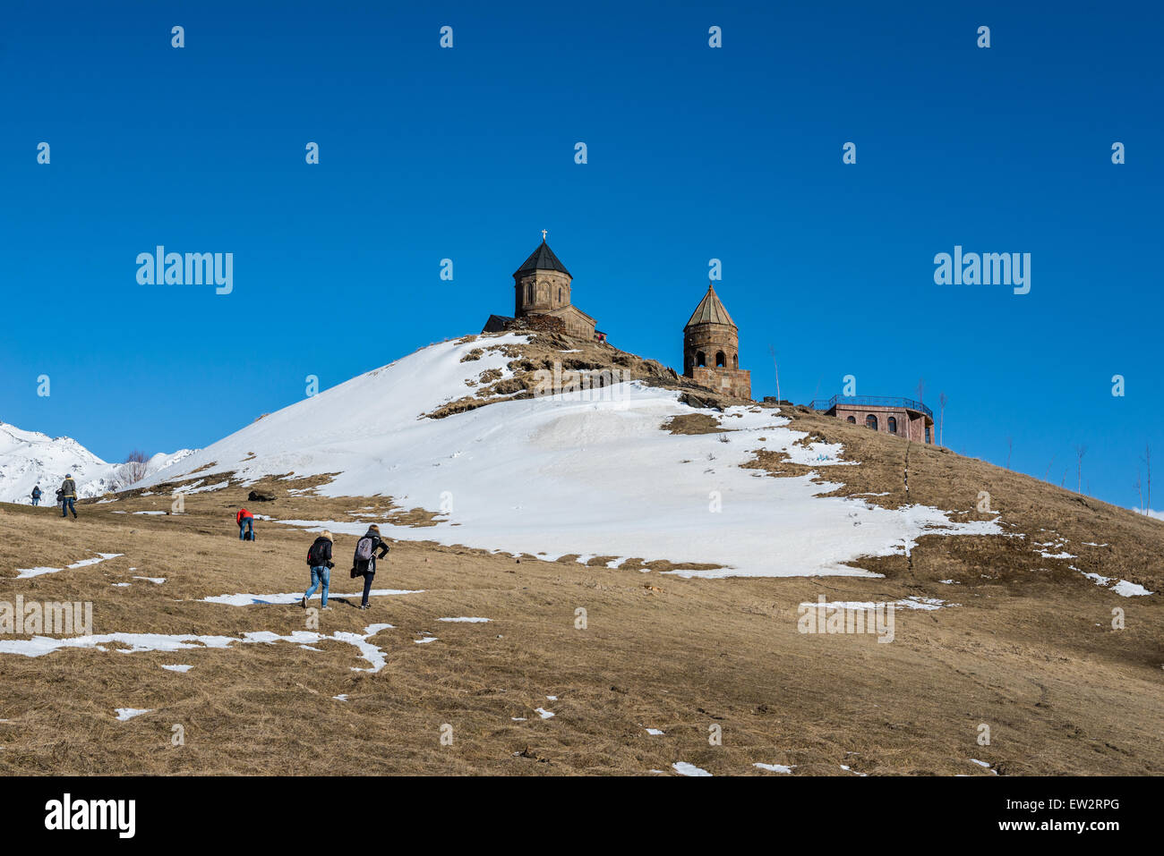 Famoso xiv secolo Chiesa della Santa Trinità (Tsminda Sameba) vicino al villaggio di Gergeti, Stepantsminda town e il Monte Kazbek in Georgia Foto Stock