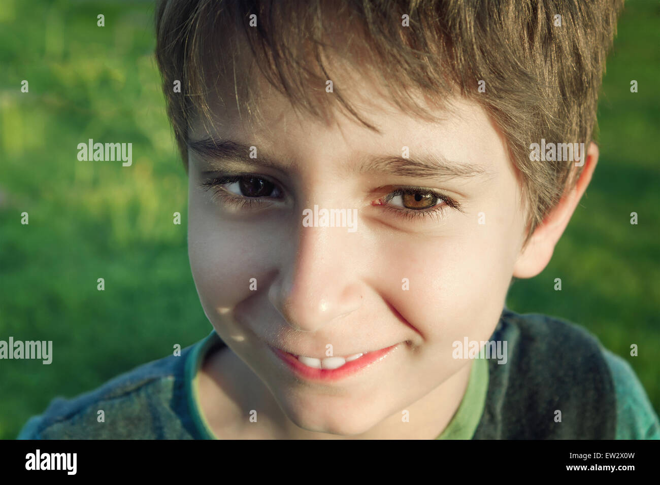 Ritratto di smart bambino ragazzo su sfondo naturale. Foto Stock