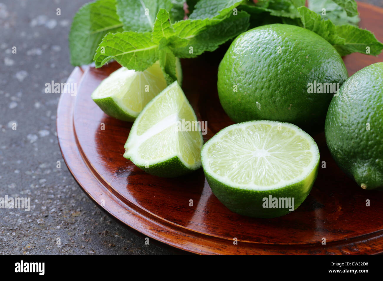 Freschi organici naturali calce verde con foglie di menta Foto Stock