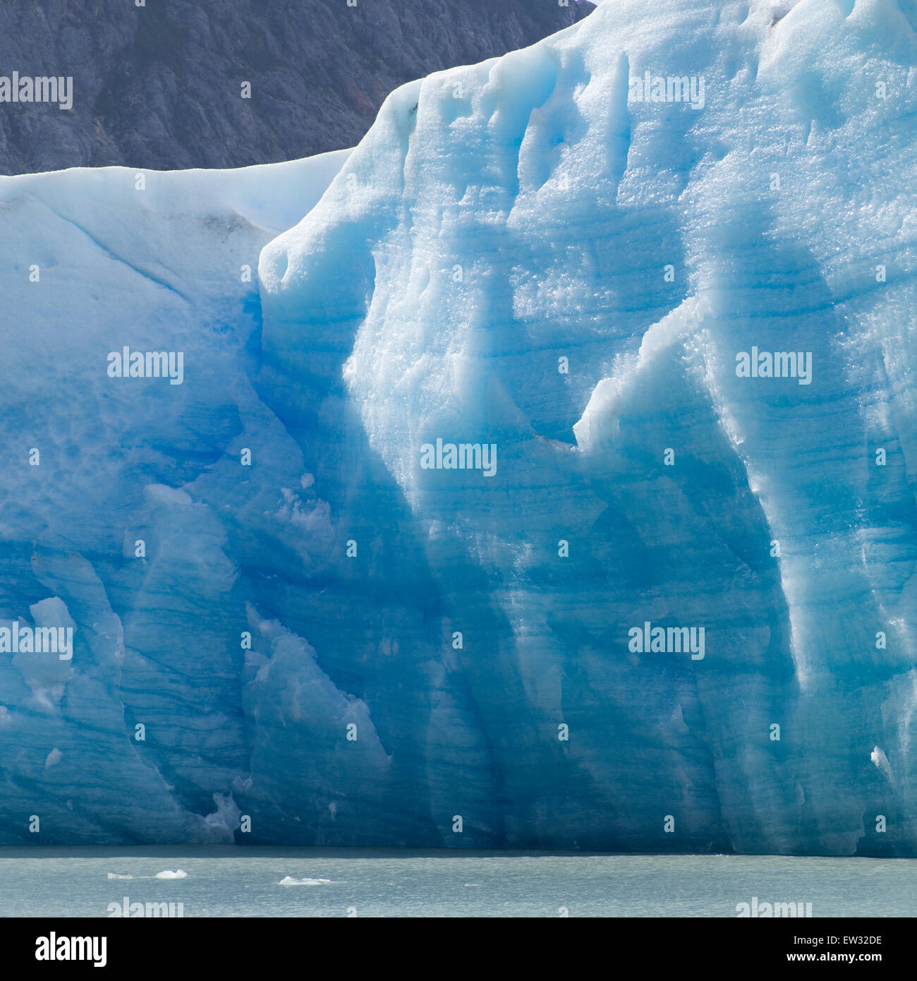 Vista di iceberg nel lago, ghiacciaio Grey Grigio, Lago, Parco Nazionale Torres del Paine, Patagonia, Cile Foto Stock