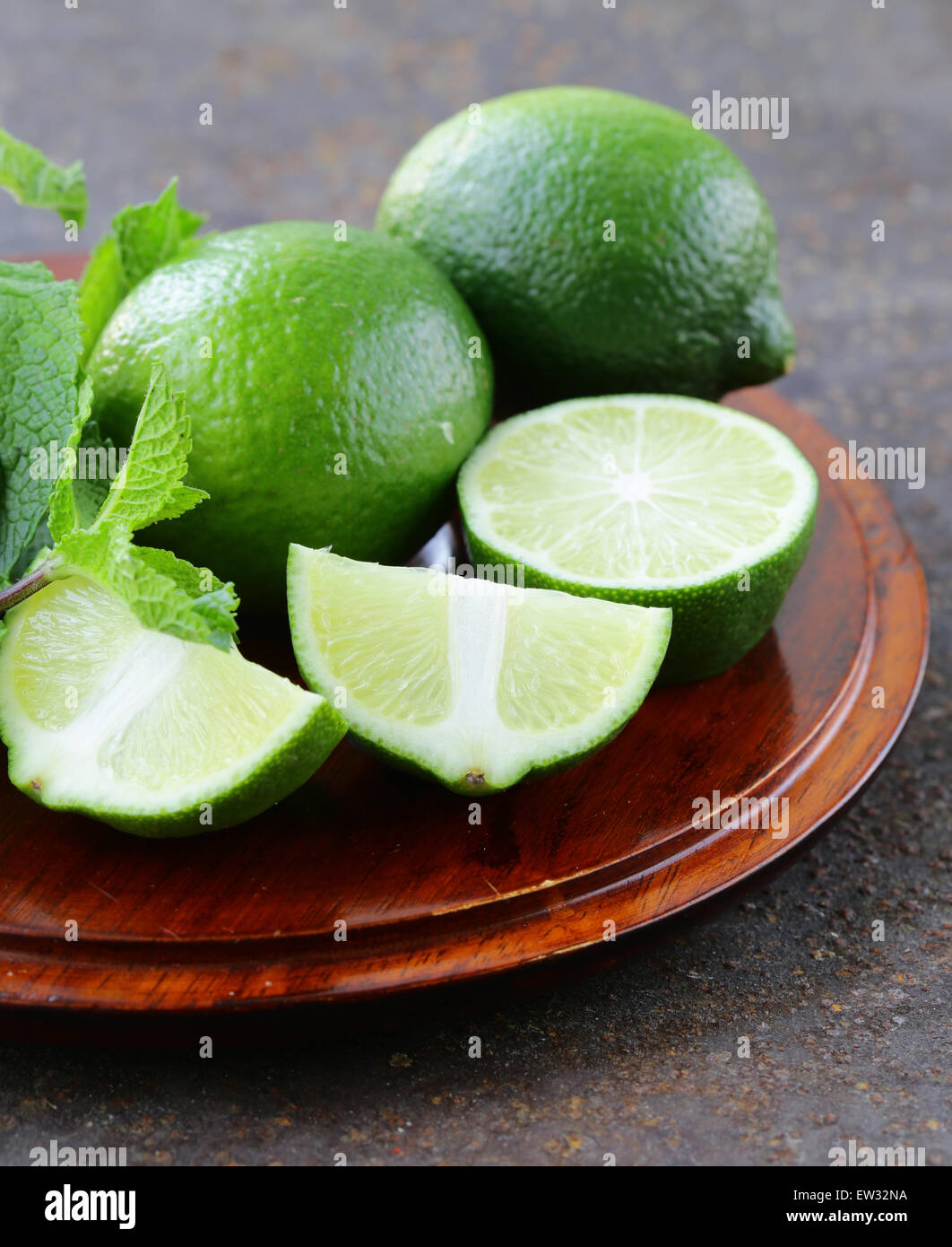 Freschi organici naturali calce verde con foglie di menta Foto Stock