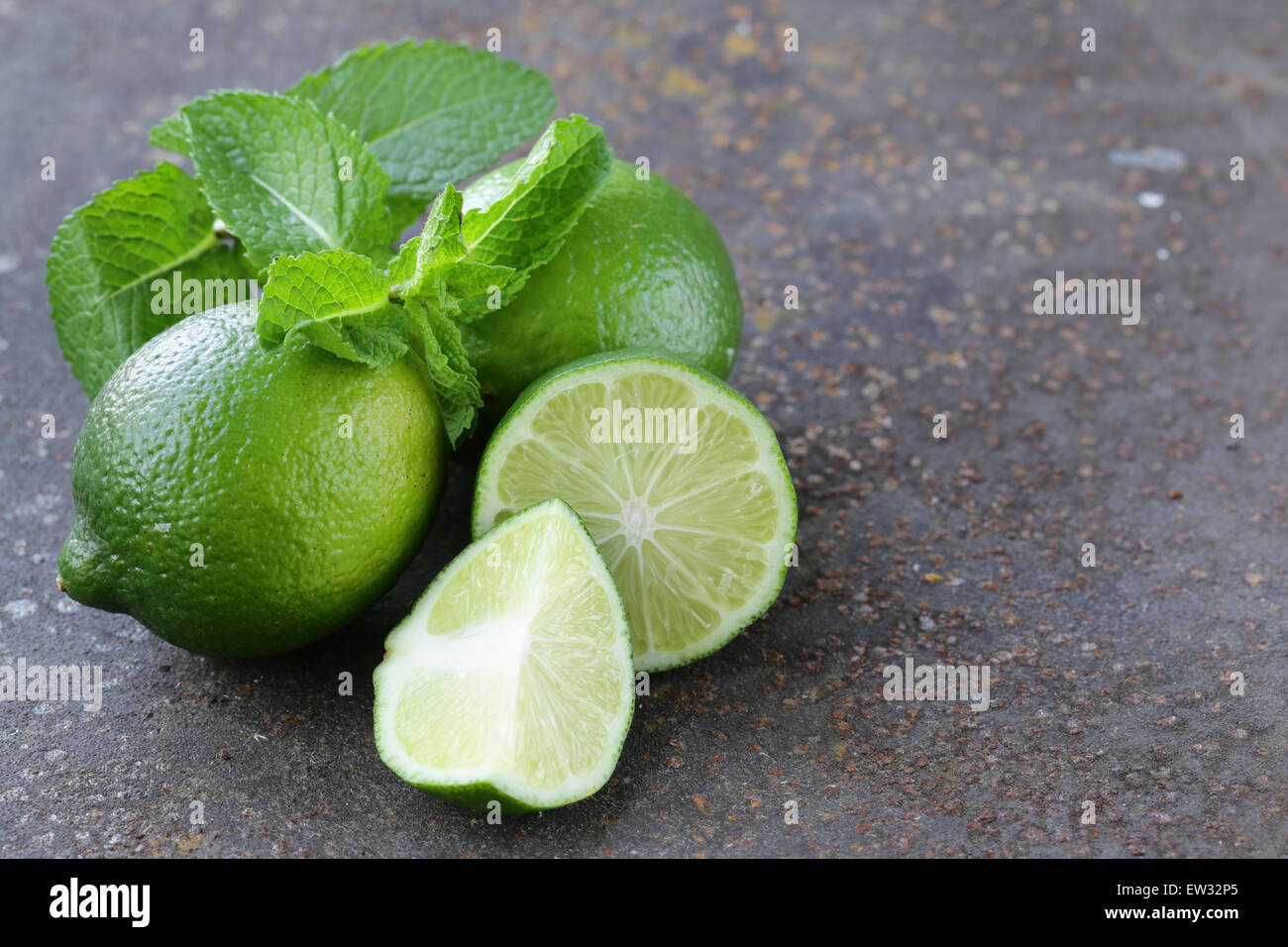 Freschi organici naturali calce verde con foglie di menta Foto Stock