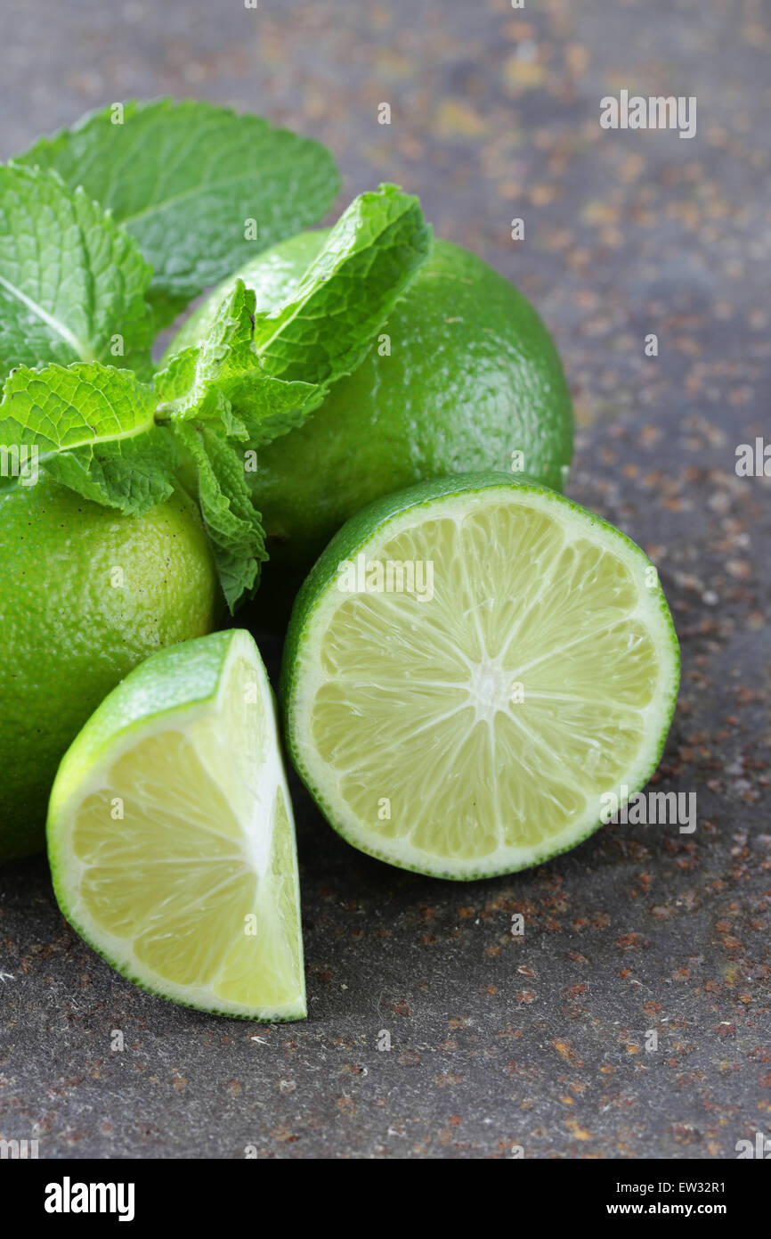 Freschi organici naturali calce verde con foglie di menta Foto Stock