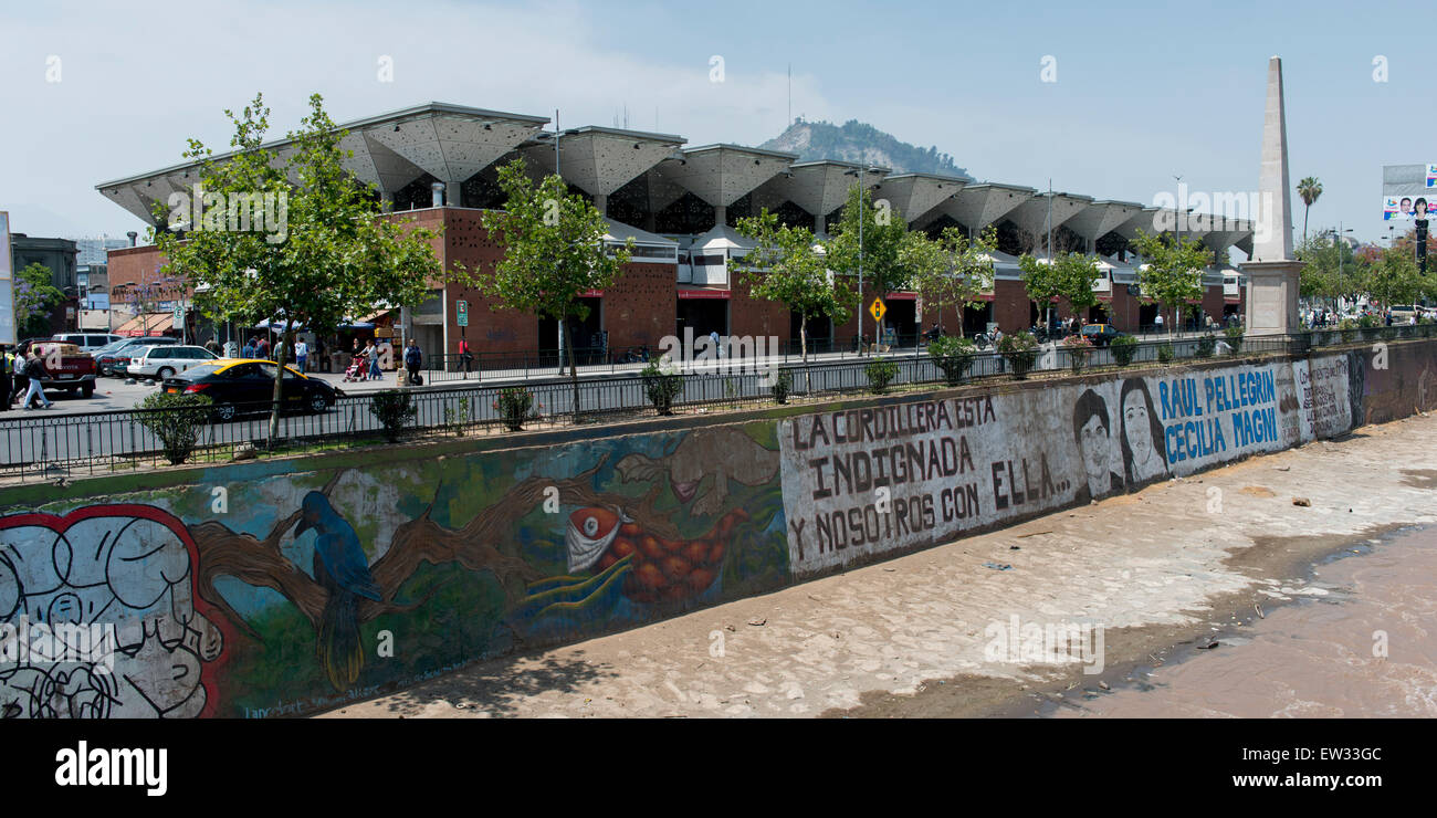Edifici lungo il fiume Mapocho, Santiago, Santiago Regione Metropolitana, Cile Foto Stock