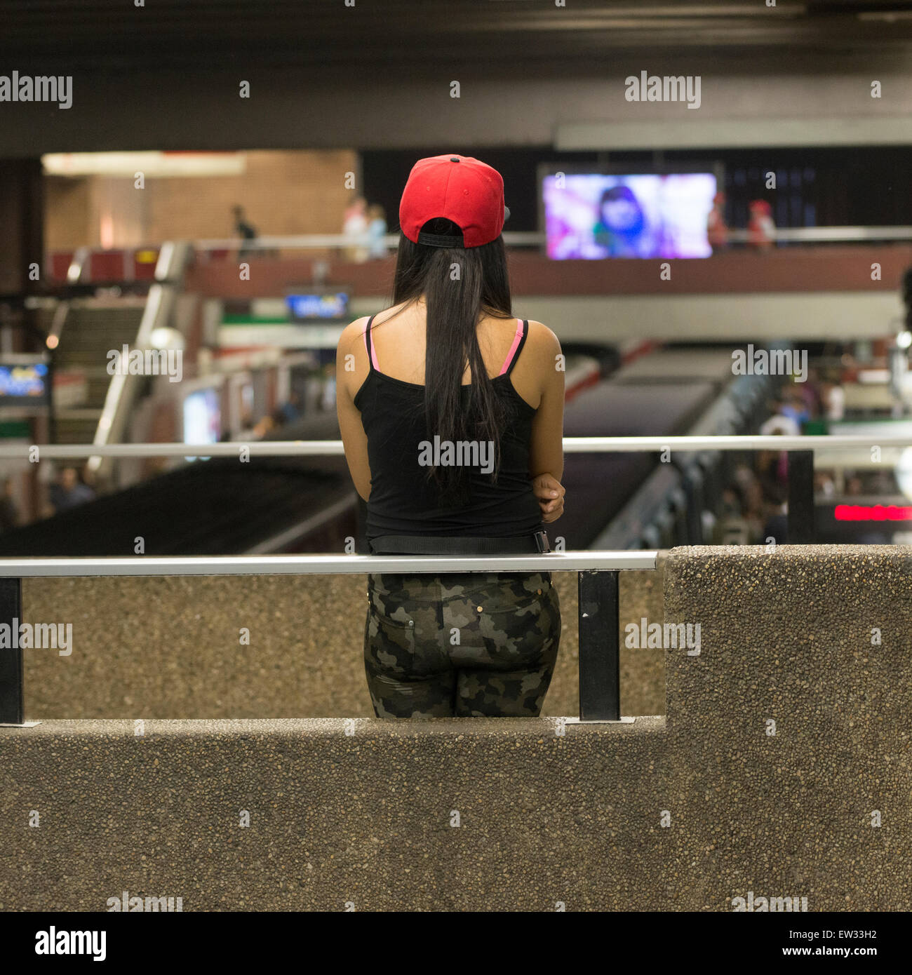 Vista posteriore di una donna in piedi a Santiago la stazione della metropolitana di Santiago, Santiago Regione Metropolitana, Cile Foto Stock