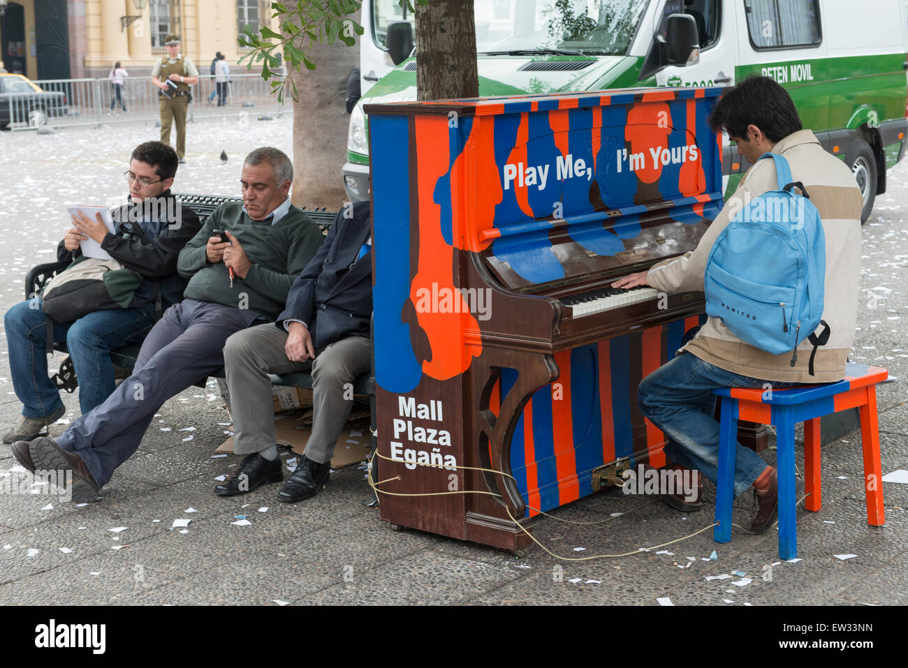 L'uomo suonando piano su strada, Santiago, Santiago Regione Metropolitana, Cile Foto Stock