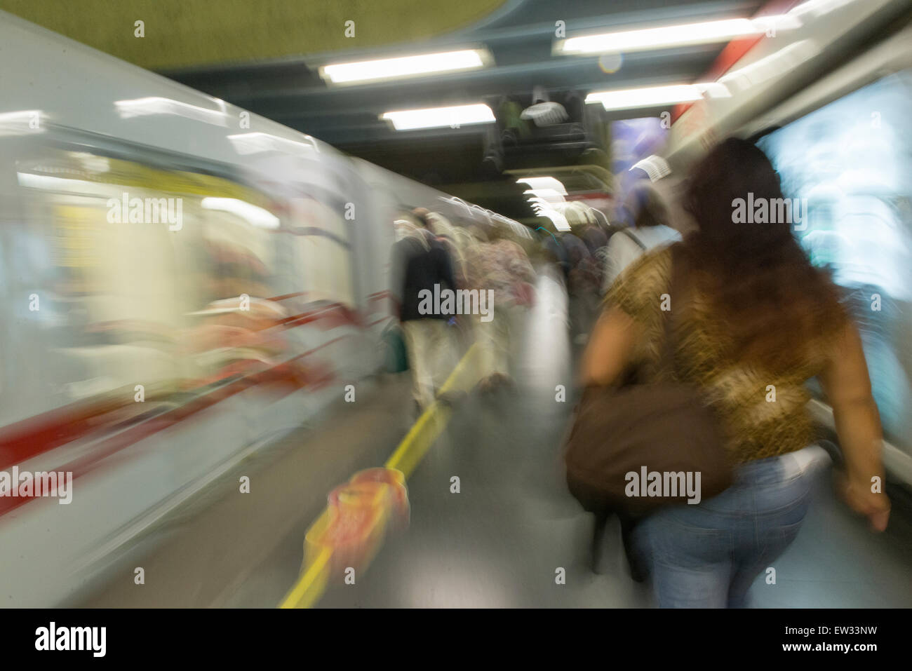 Pendolari a Santiago la stazione della metropolitana di Santiago, Santiago Regione Metropolitana, Cile Foto Stock