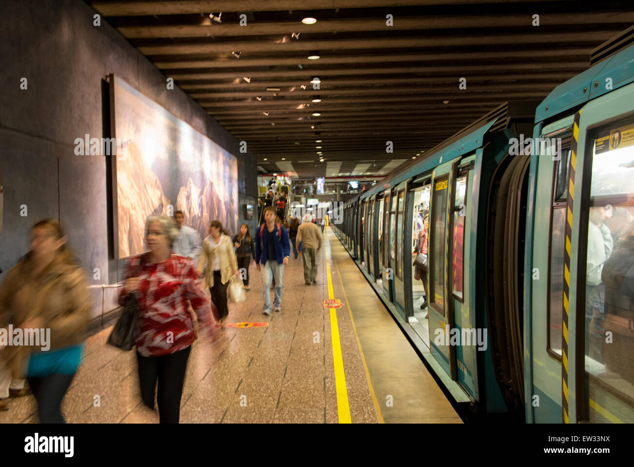 Pendolari a Santiago la stazione della metropolitana di Santiago, Santiago Regione Metropolitana, Cile Foto Stock