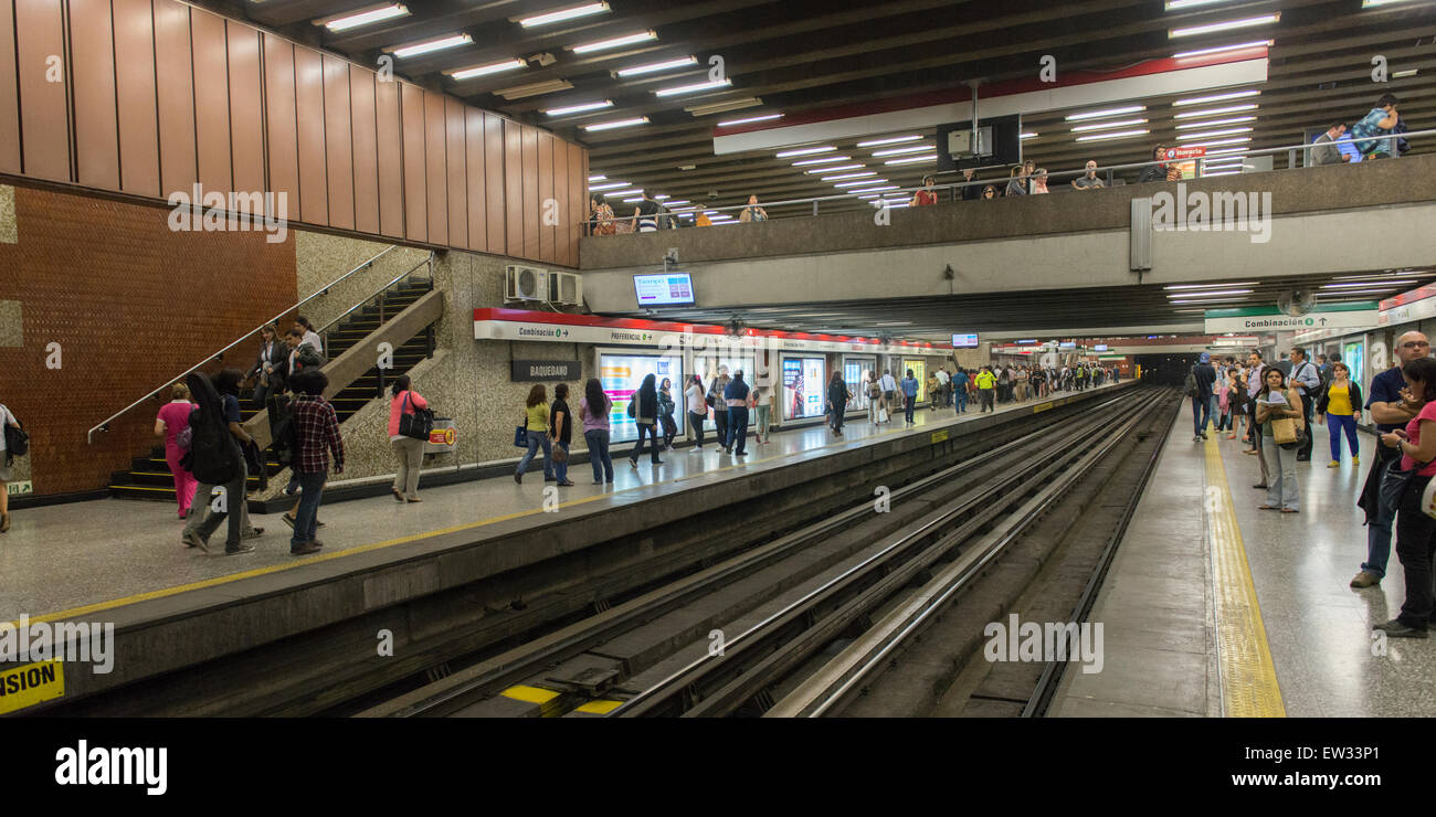 Pendolari a Santiago la stazione della metropolitana di Santiago, Santiago Regione Metropolitana, Cile Foto Stock