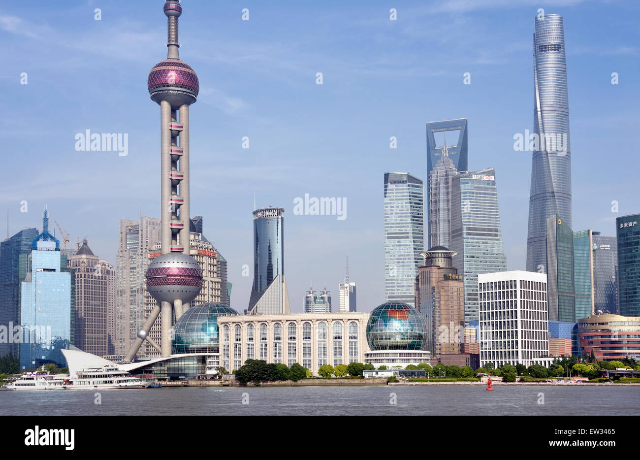 Shanghai Pudong skyline della città Oriental Pearl TV Tower, la Torre Jin Mao, il World Financial Center, il fiume Huangpu Cina Foto Stock