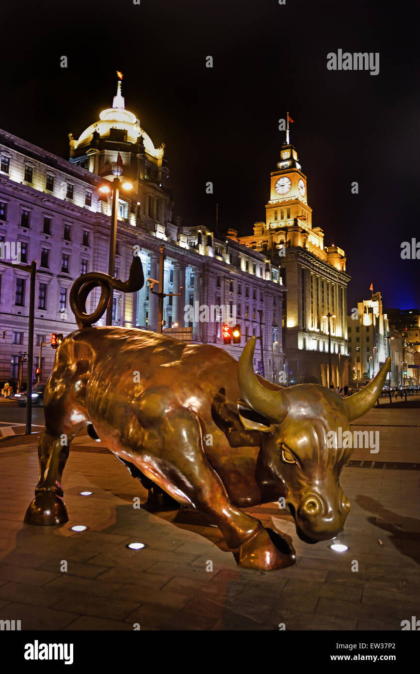 Il Bund Bull a notte nella luce della sera - Shanghai Pudong Development Bank e casa doganale in Cina ( in stile Europeo dell Architettura ) vecchio e storico Foto Stock