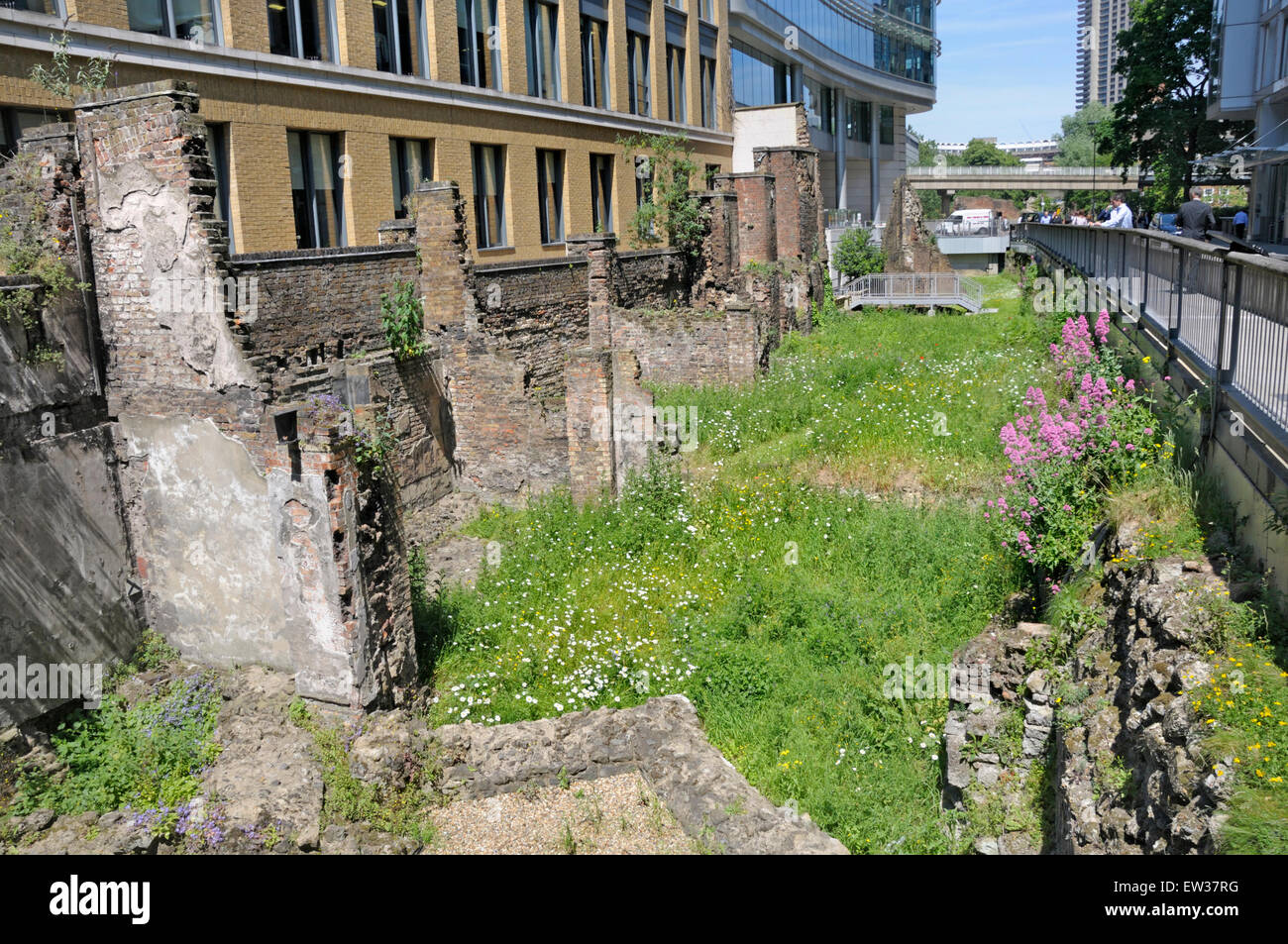 Londra, Inghilterra, Regno Unito. Sezione superstite del romano originale London Wall, da Nobili Street, nei pressi del Barbican. Foto Stock