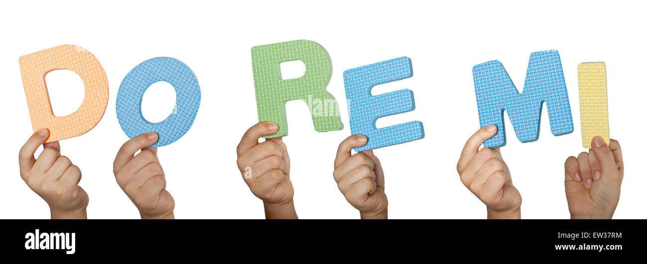 Bambino mano azienda Do Re Me, le prime tre note musicali utilizzati in solfege isolati su sfondo bianco Foto Stock