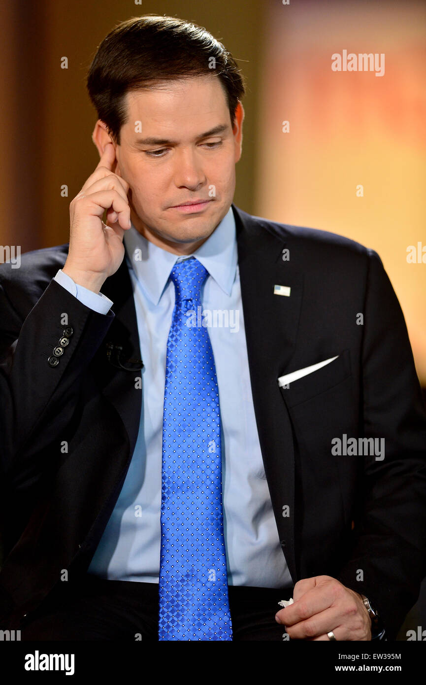 Il repubblicano Florida U.S. Il senatore Marco Rubio parla come egli annuncia la sua candidatura per il repubblicano nomina presidenziale durante un evento presso la Torre di libertà. Rubio è uno dei tre candidati Repubblicani per annunciare i piani di esecuzione contro il Challenger democratica per la Casa Bianca in 2016. Dotato di: Marco Rubio dove: Miami, Florida, Stati Uniti quando: 13 Apr 2015 C Foto Stock