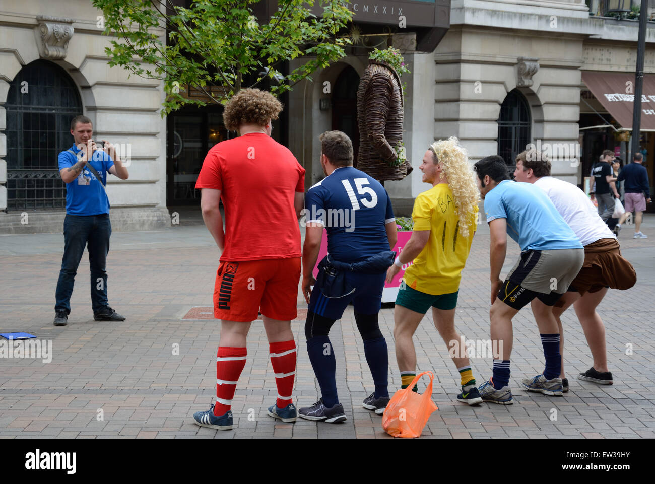 Ragazzi in costume, inquadratura di gruppo, baldoria, Nottingham, Inghilterra. Foto Stock