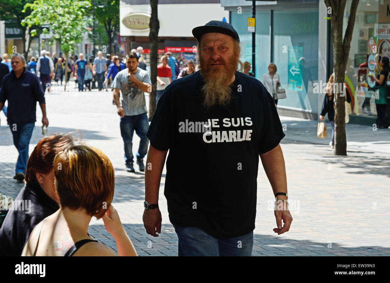 Guy in "Je Suis Charlie ' shirt., Nottingham, Inghilterra. Foto Stock