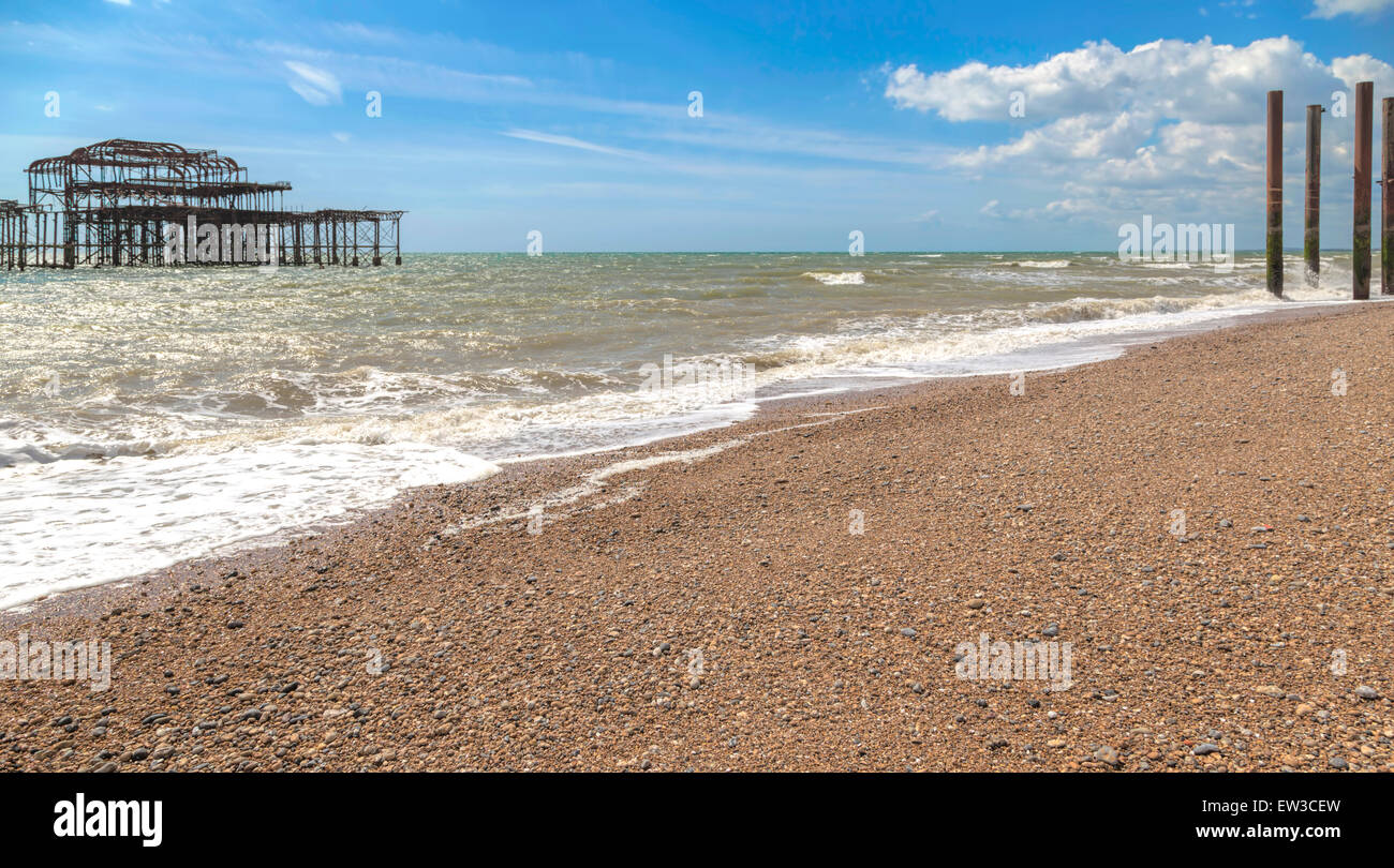 I resti scheletrici del distrutto Molo Ovest di Brighton, Brighton e Hove, East Sussex, Inghilterra, Regno Unito. Foto Stock