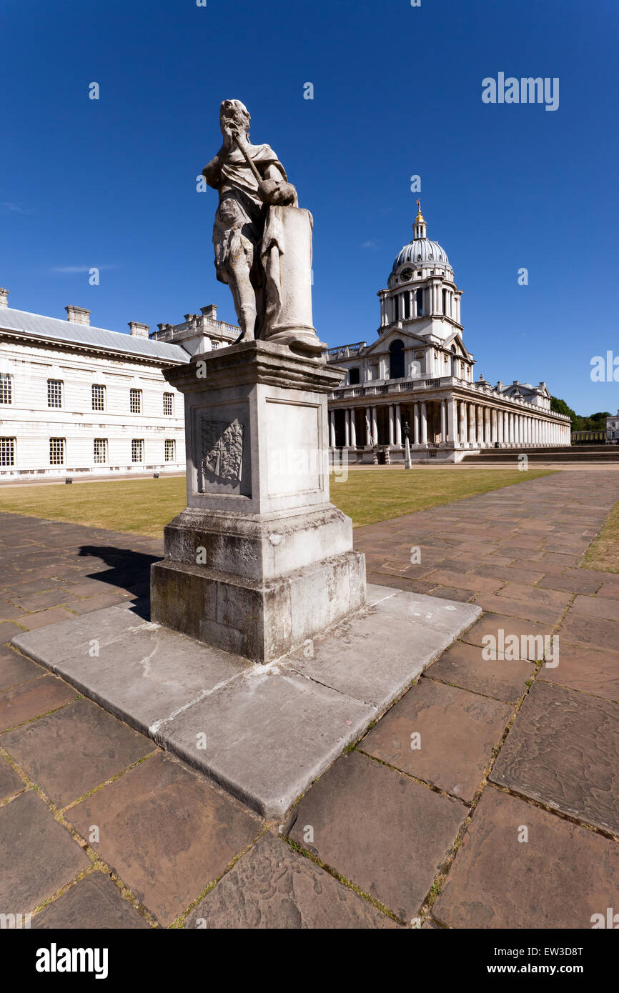 Ampio angolo di visione della statua di Re Giorgio II, nella grande piazza di ospedale di Greenwich Foto Stock