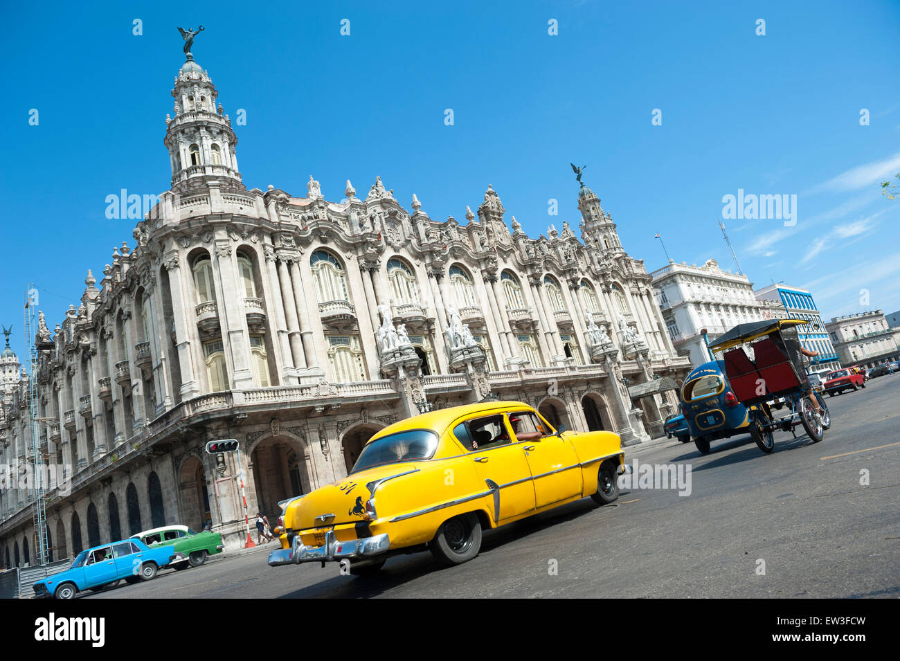 L'Avana, Cuba - Giugno, 2011: luminoso giallo taxi condivide la strada con taxi bicicletta noto localmente come un bicitaxi in Centro. Foto Stock