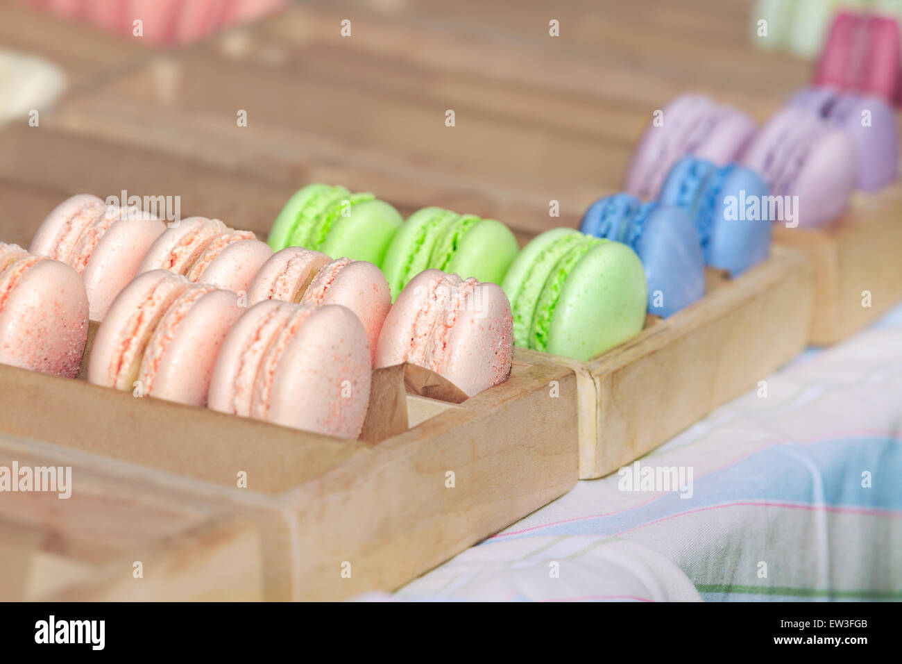Macarons close-up in una scatola Foto Stock