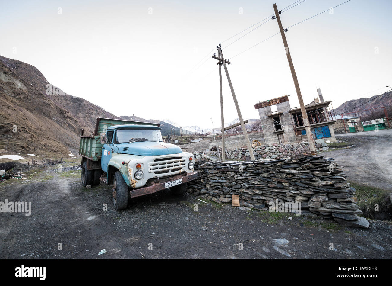 Vecchio ZIL-133 carrello in Gergeti villaggio nei pressi di città Stepantsminda Kazbegi) nelle montagne del Caucaso nella regione Mtskheta-Mtianeti, Georgia Foto Stock