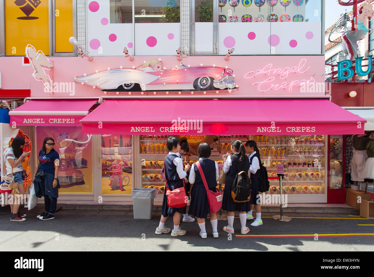 Arricciato e gelato al fornitore della Harajuku Takeshita street conosciuta per i negozi colorati e Punk Manga Anime aspetto generale Foto stock Alamy