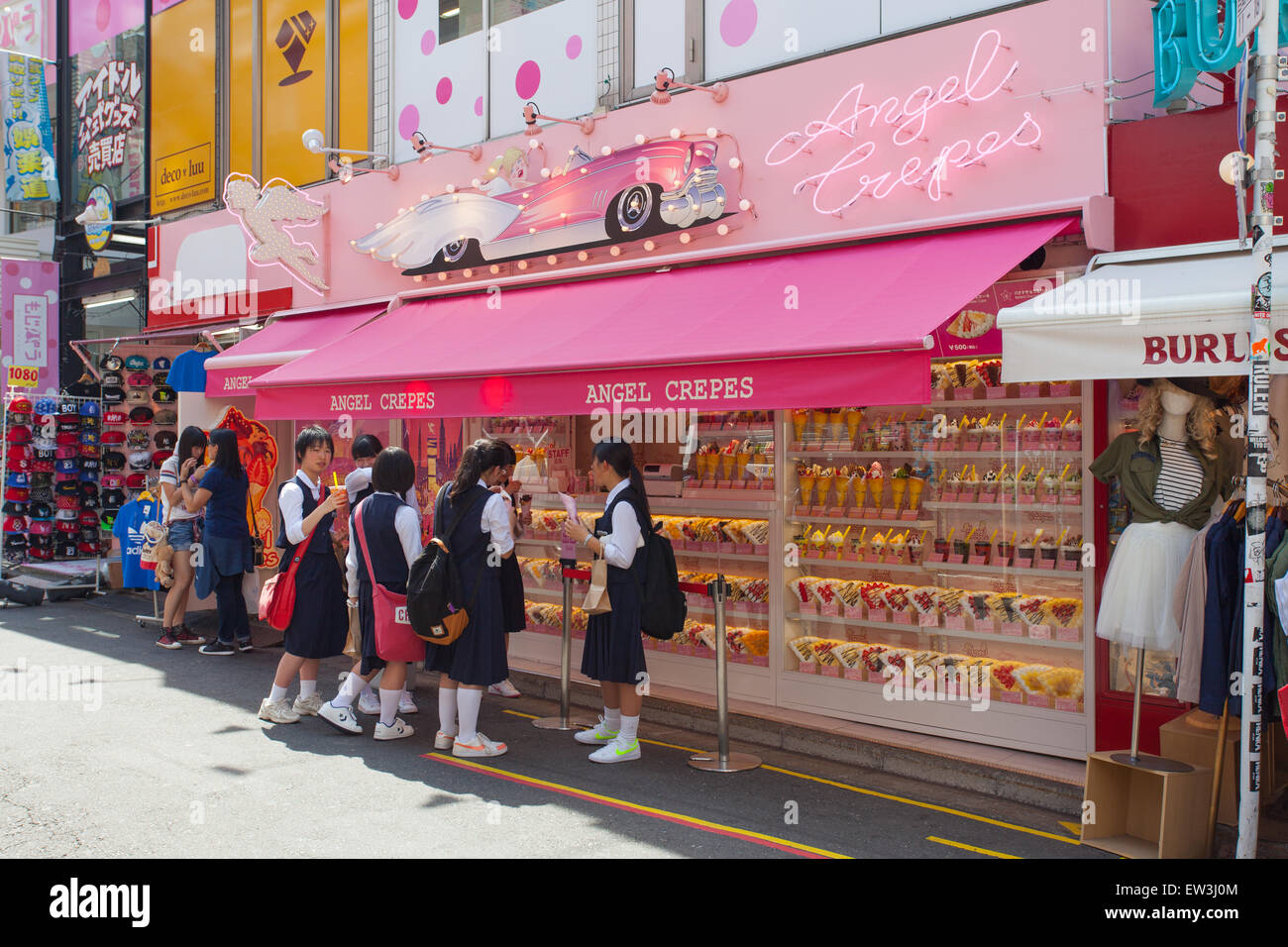 Arricciato e gelato al fornitore della Harajuku Takeshita street, conosciuta per i negozi colorati e Punk Manga - Anime aspetto generale. Foto Stock