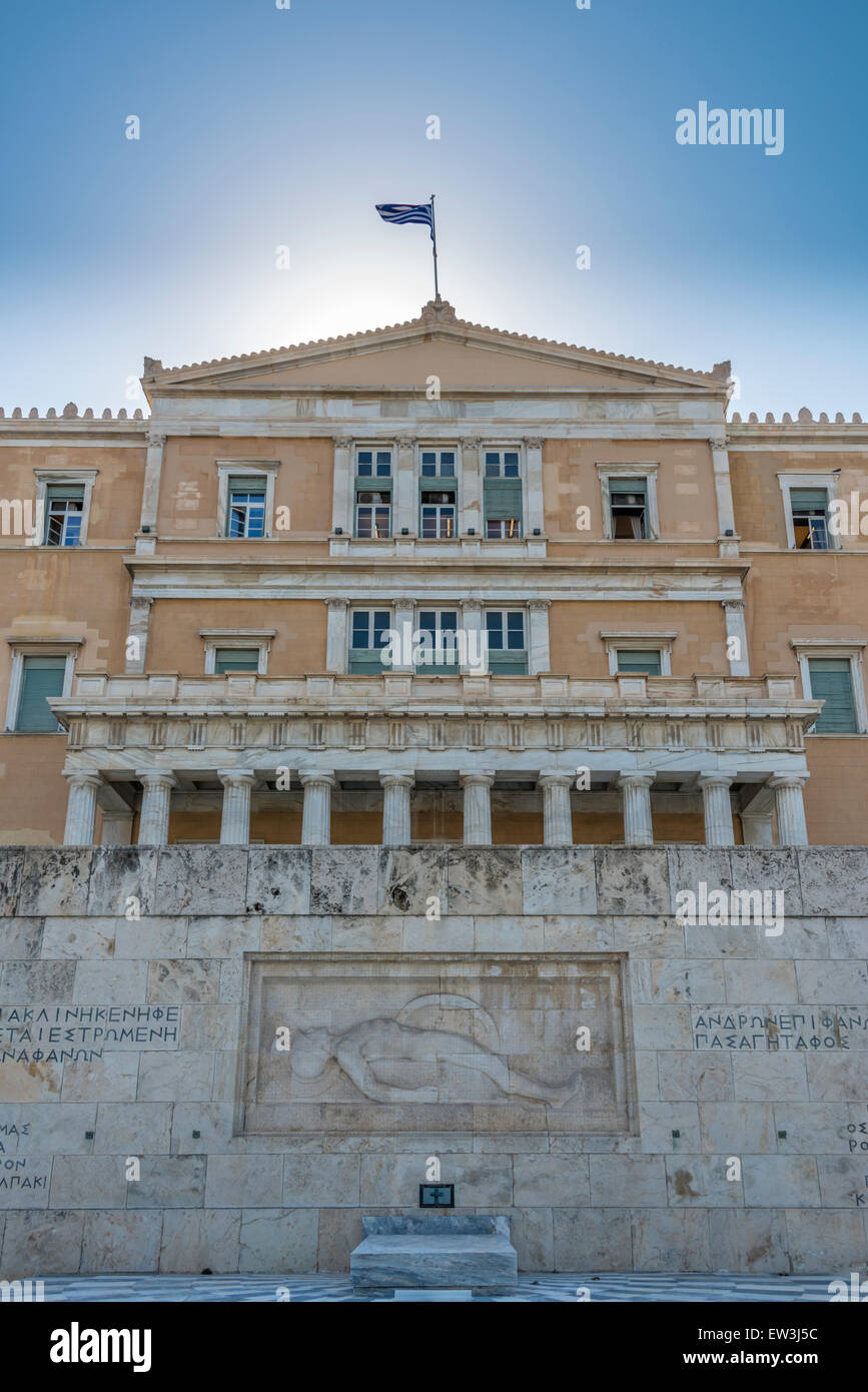 Il monumento del milite ignoto e la facciata del parlamento greco edificio in Piazza Syntagma, Atene Foto Stock