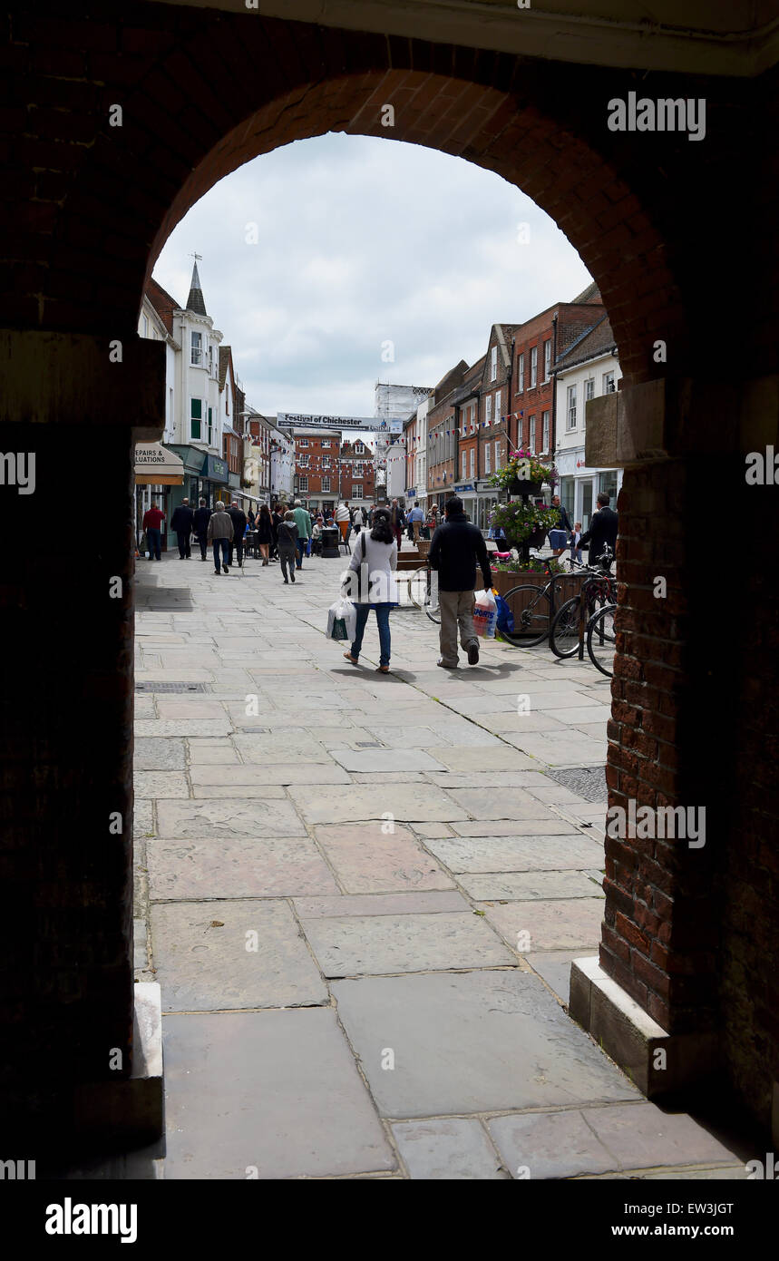 Gli amanti dello shopping in North Street Chichester West Sussex England Regno Unito Foto Stock