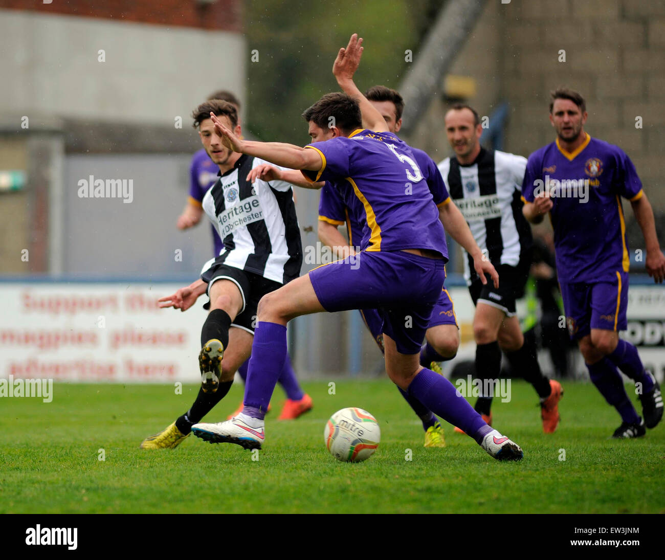 Dorchester, Inghilterra. Xxv Aprile 2015. Azione dalla partita finale del Evo Stick Southern League Premier Division stagione betwe Foto Stock