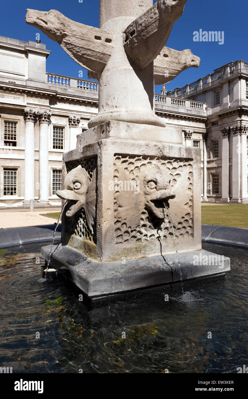 Pietre ornamentali fontana dei Delfini nella motivazione del vecchio Royal Navel Collage, Greenwich. Foto Stock