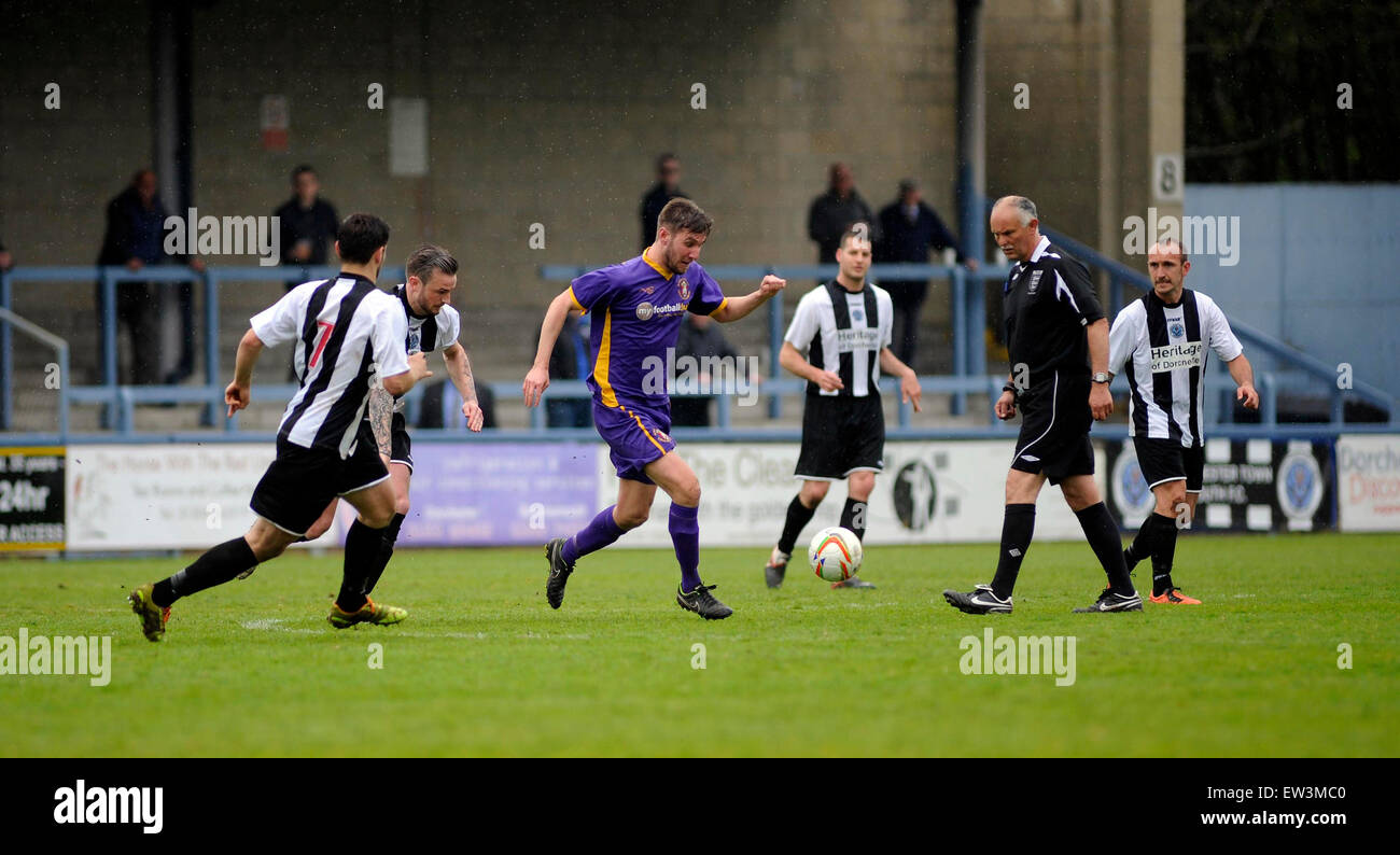 Dorchester, Inghilterra. Xxv Aprile 2015. Azione dalla partita finale del Evo Stick Southern League Premier Division stagione betwe Foto Stock