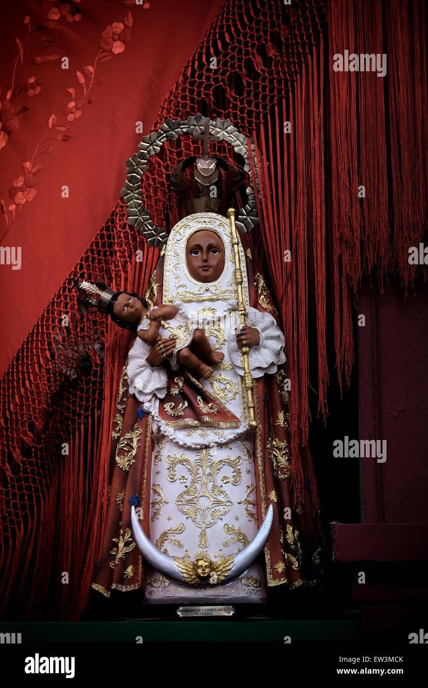 Statua della Vergine di Candelaria, patrono delle Isole Canarie in vendita in un negozio di souvenir nella città di Orotava, isola di Tenerife, nelle Isole Canarie, Spagna Foto Stock