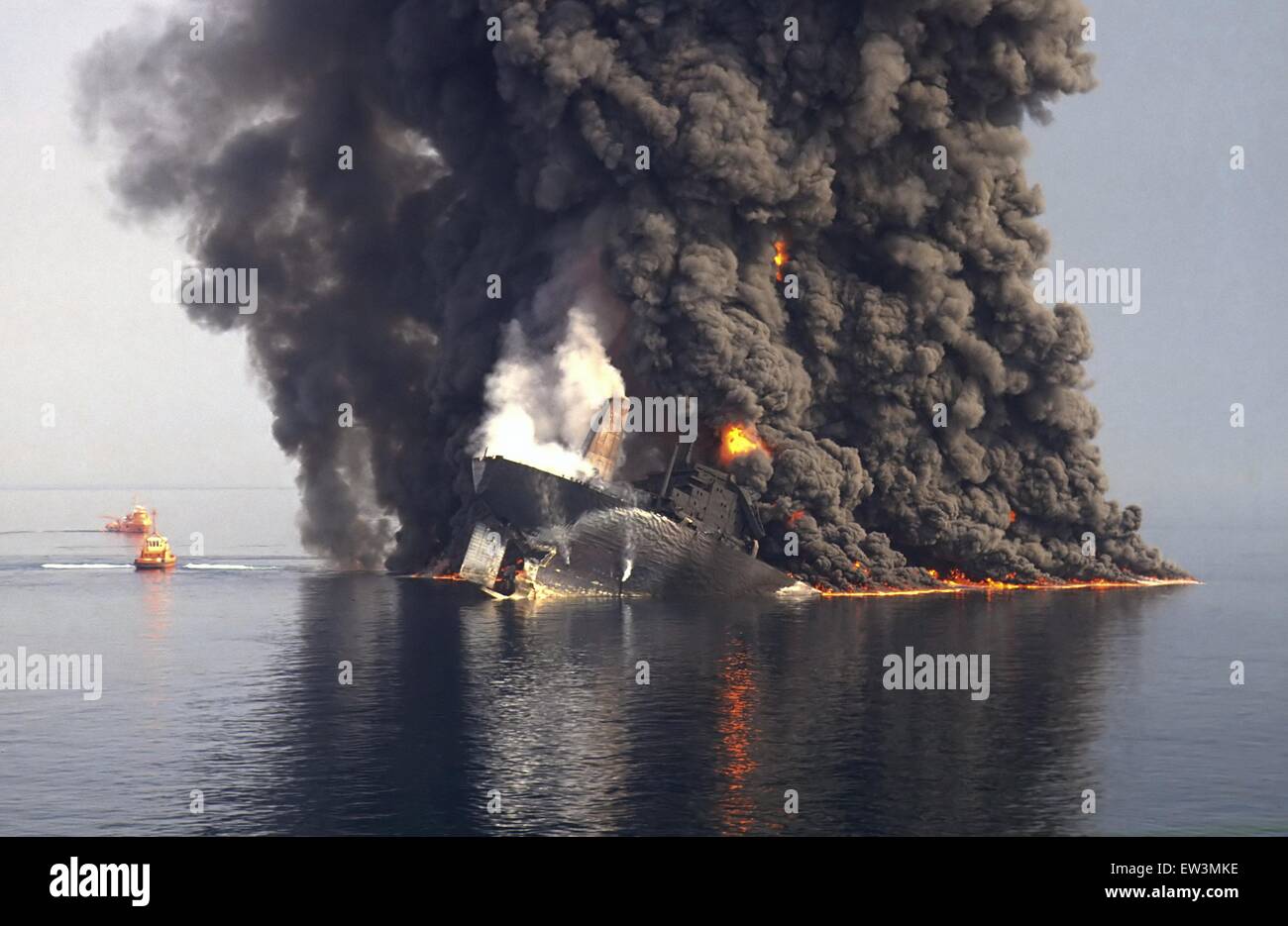 Disastro della Haven petroliera, andarono in fiamme e affondato davanti a Genova (Italia) nel mese di aprile 1990 Foto Stock
