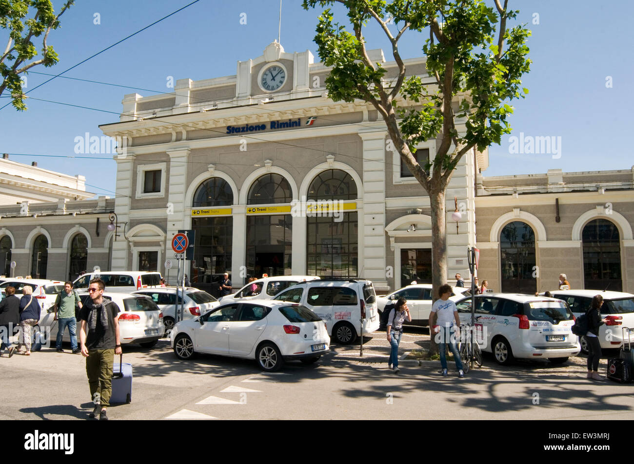 Riming stazione ferroviaria stazioni italiane in italia Taxi I taxi street scene Foto Stock