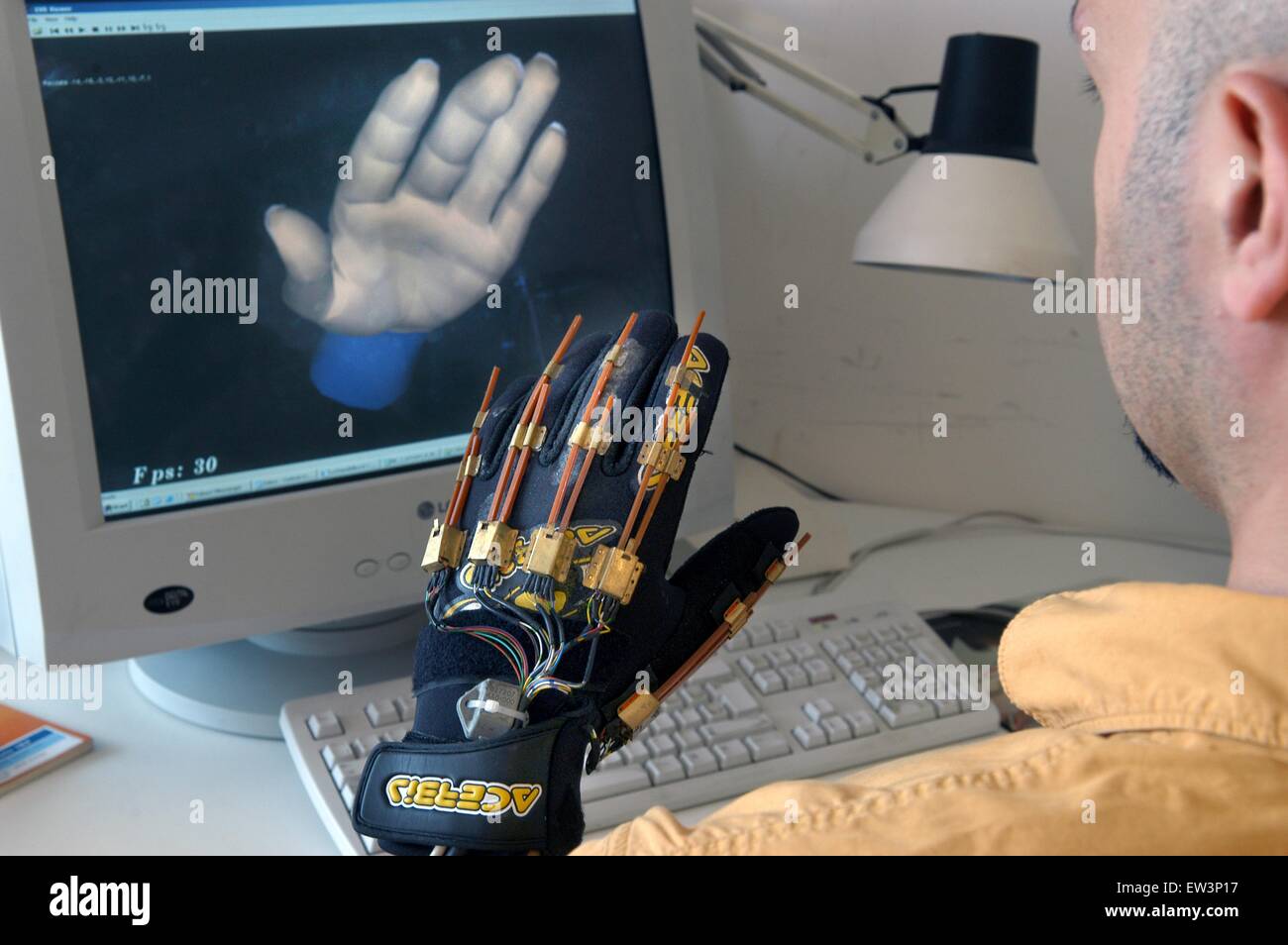 Scuola Superiore Sant'Anna di Pisa (Italia), laboratorio PERCRO, la ricerca sulla realtà virtuale; guanto per realtà virtuale Foto Stock