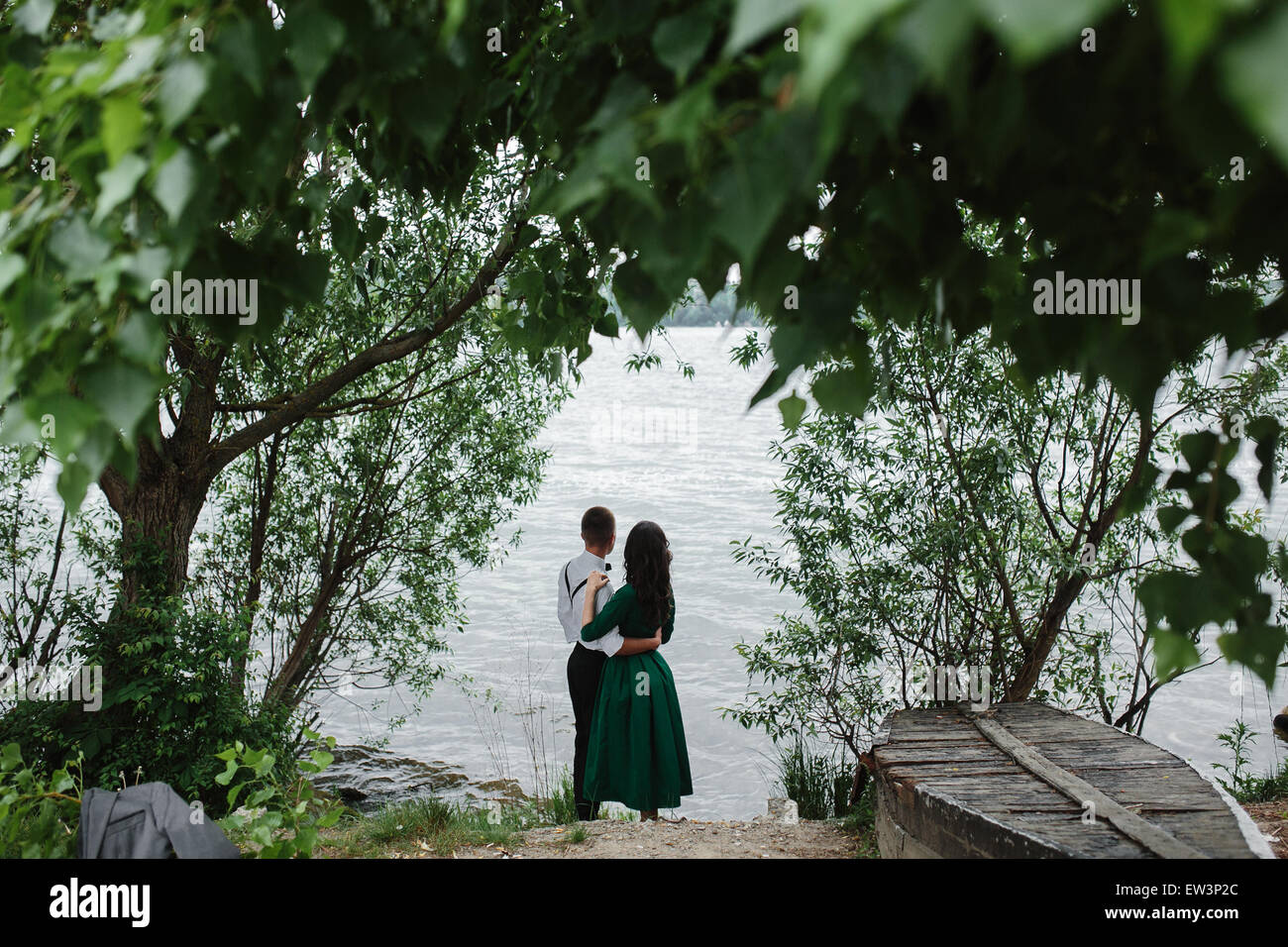 L uomo e la donna al lago Foto Stock